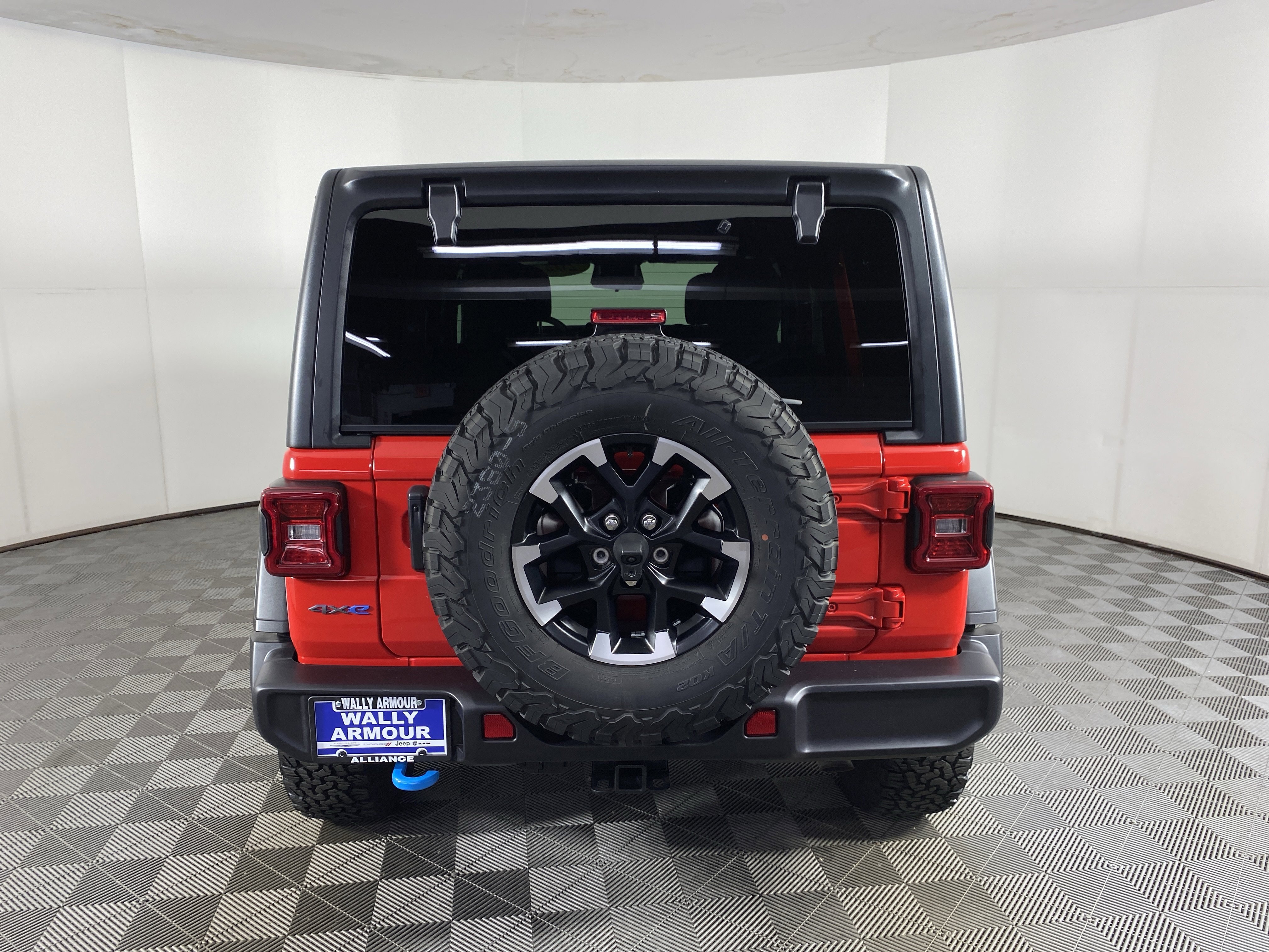 Used 2025 Jeep Wrangler Unlimited Rubicon 4xe w/ Convenience Group AWD/4WD image 8