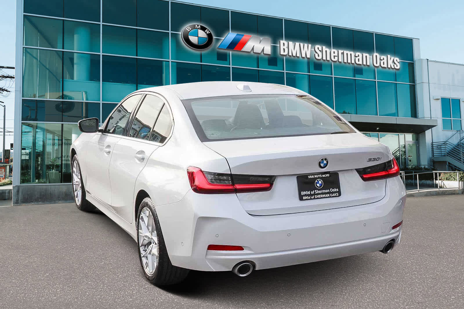 Used 2025 BMW 330i Sedan w/ Premium Package image 6