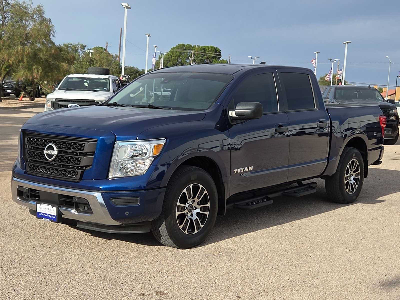 Used 2023 Nissan Titan SV w/ SV Convenience Package RWD image 4
