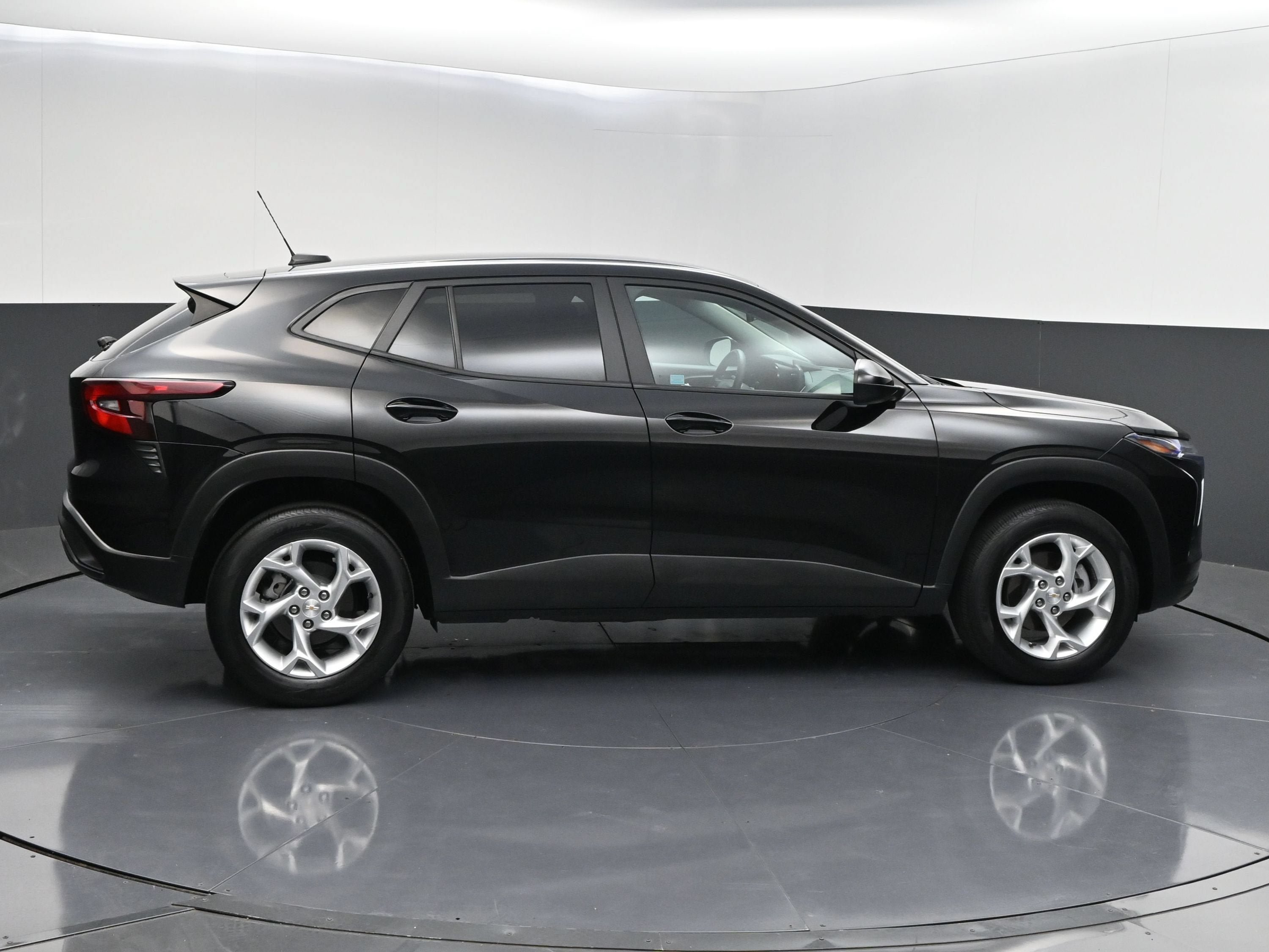 Certified 2025 Chevrolet Trax LS w/ LS Convenience Package FWD image 8