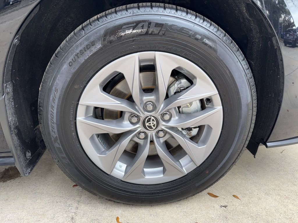 Used 2025 Toyota Sienna XLE image 36