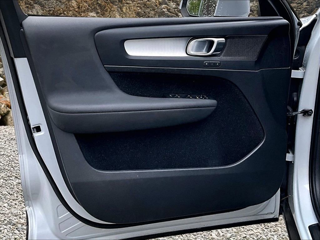 Used 2020 Volvo XC40 T5 Momentum image 21