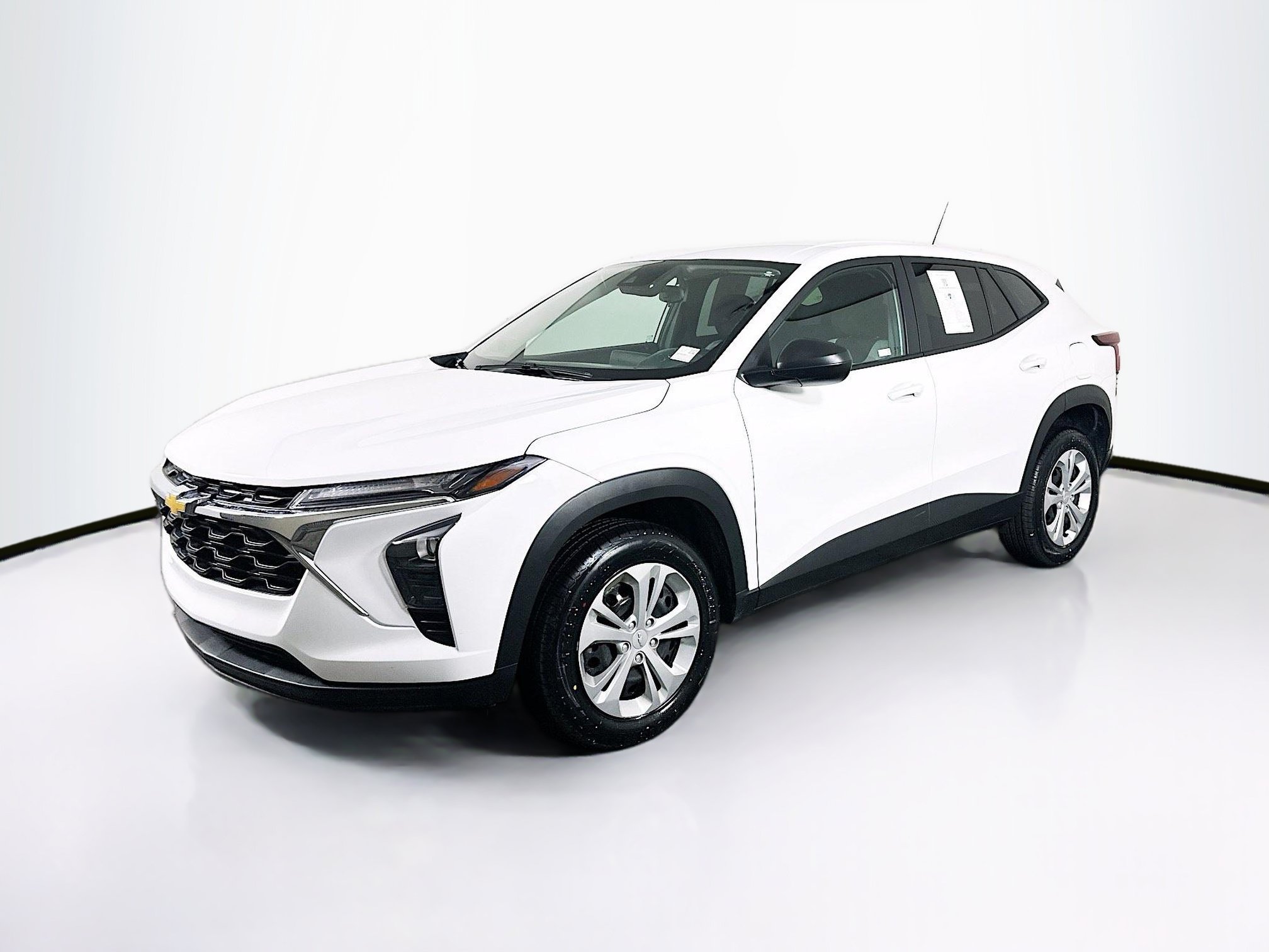 Used 2025 Chevrolet Trax LS FWD image 3