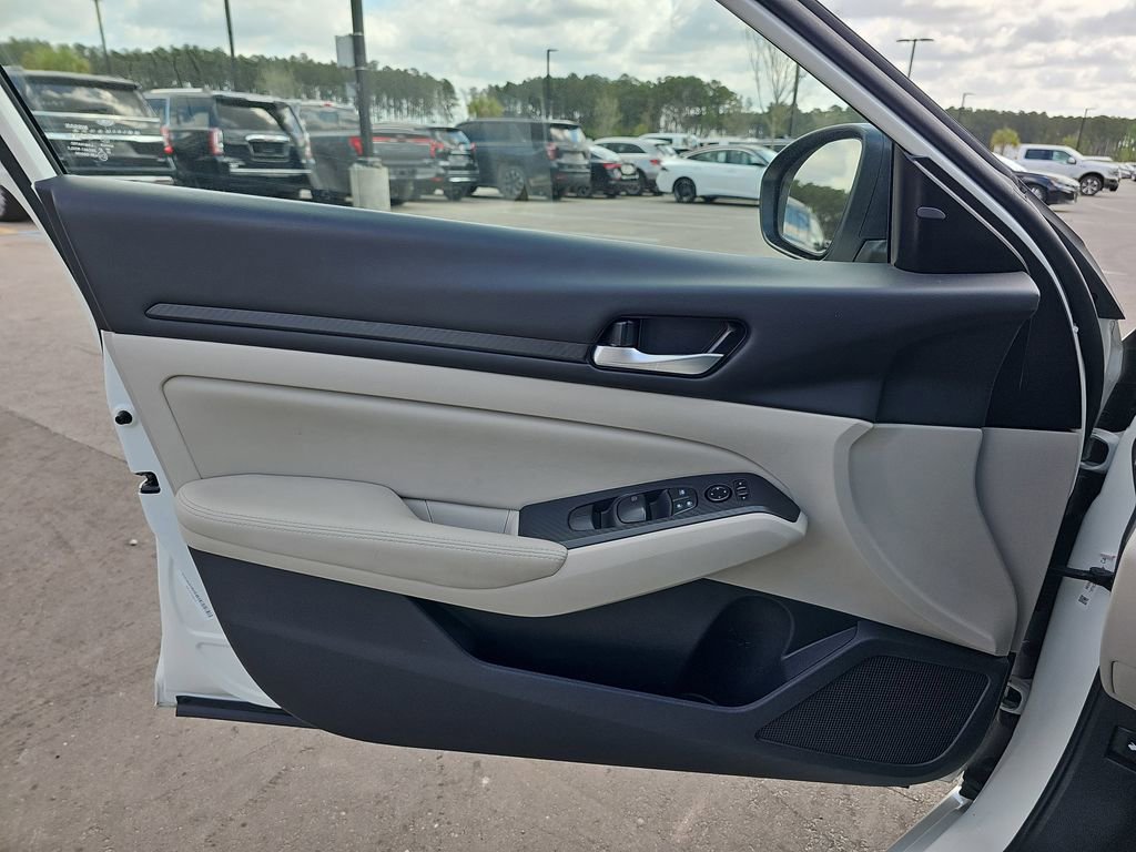 Used 2025 Nissan Altima 2.5 SV image 29