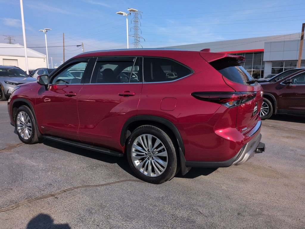 Certified 2025 Toyota Highlander Platinum AWD/4WD image 3