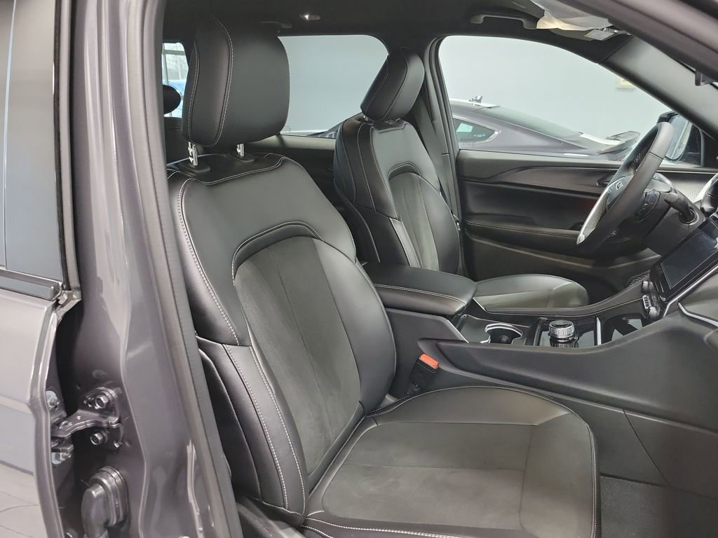 Used 2025 Jeep Grand Cherokee Altitude image 22