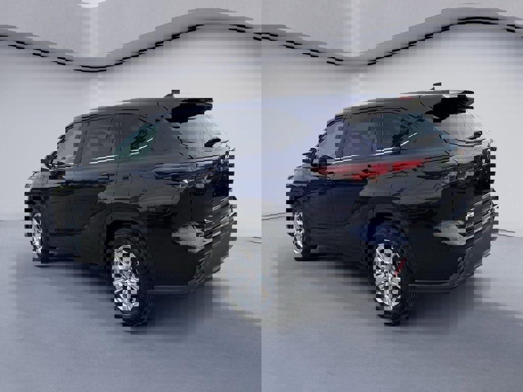 Used 2025 Toyota Highlander LE image 3