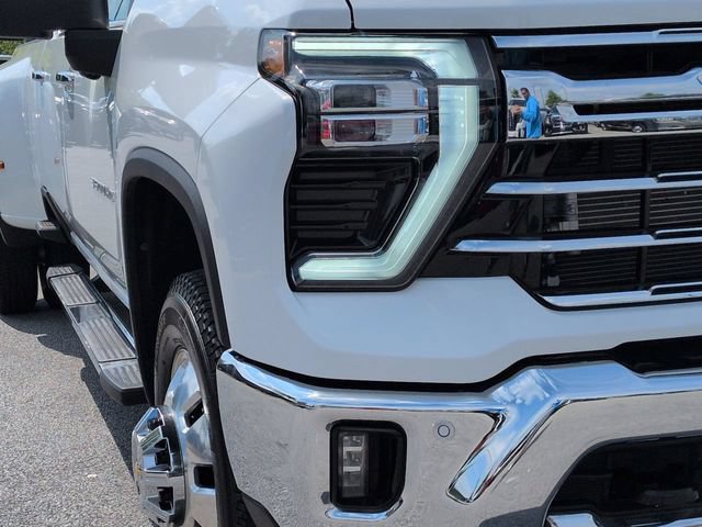 Used 2025 Chevrolet Silverado 3500 LTZ w/ LTZ Convenience Package AWD/4WD image 11