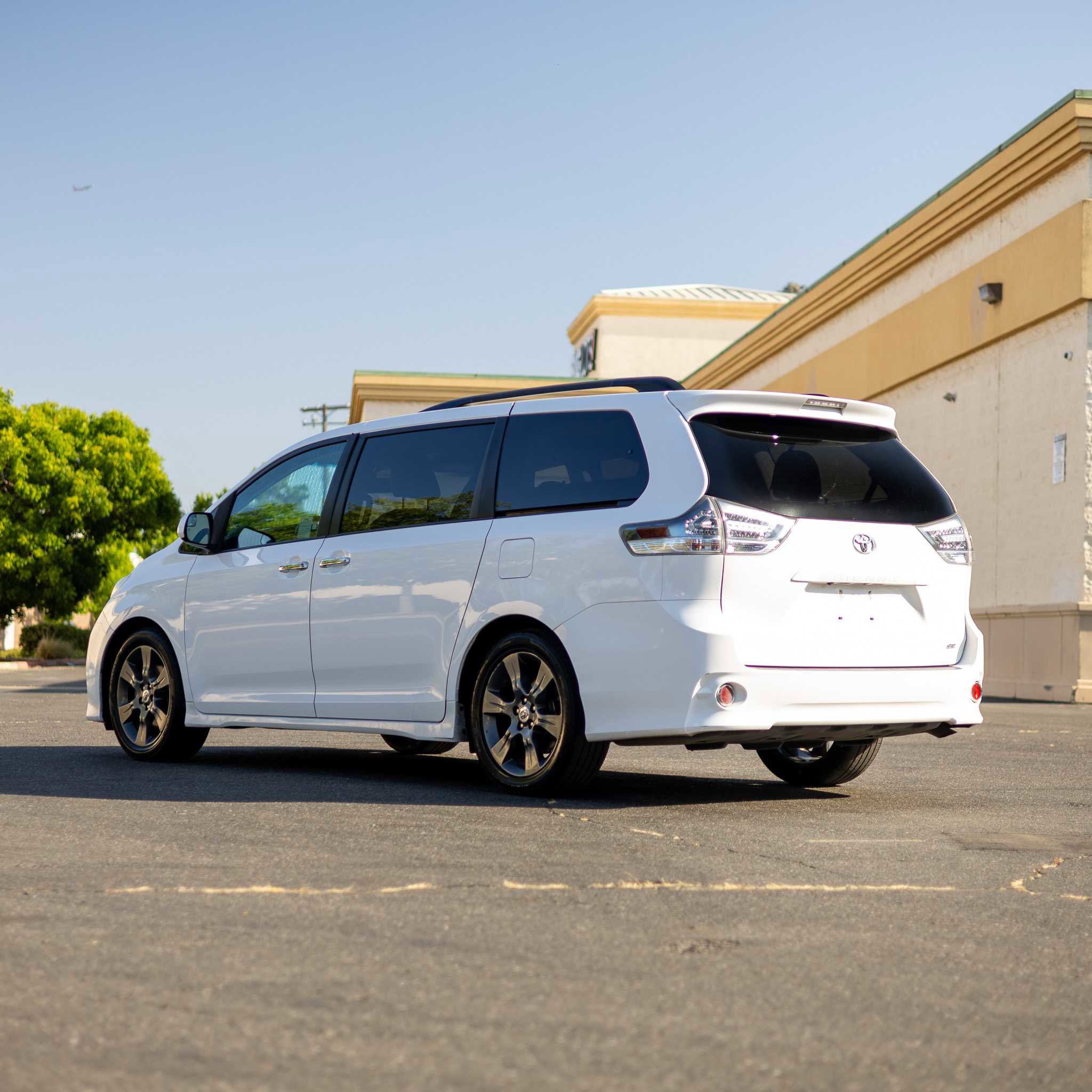 Used 2015 Toyota Sienna SE image 5
