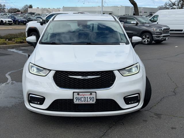 Used 2023 Chrysler Pacifica Touring-L image 3
