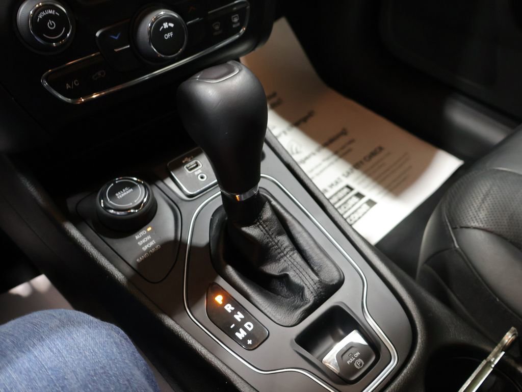 Used 2021 Jeep Cherokee Latitude Lux image 28