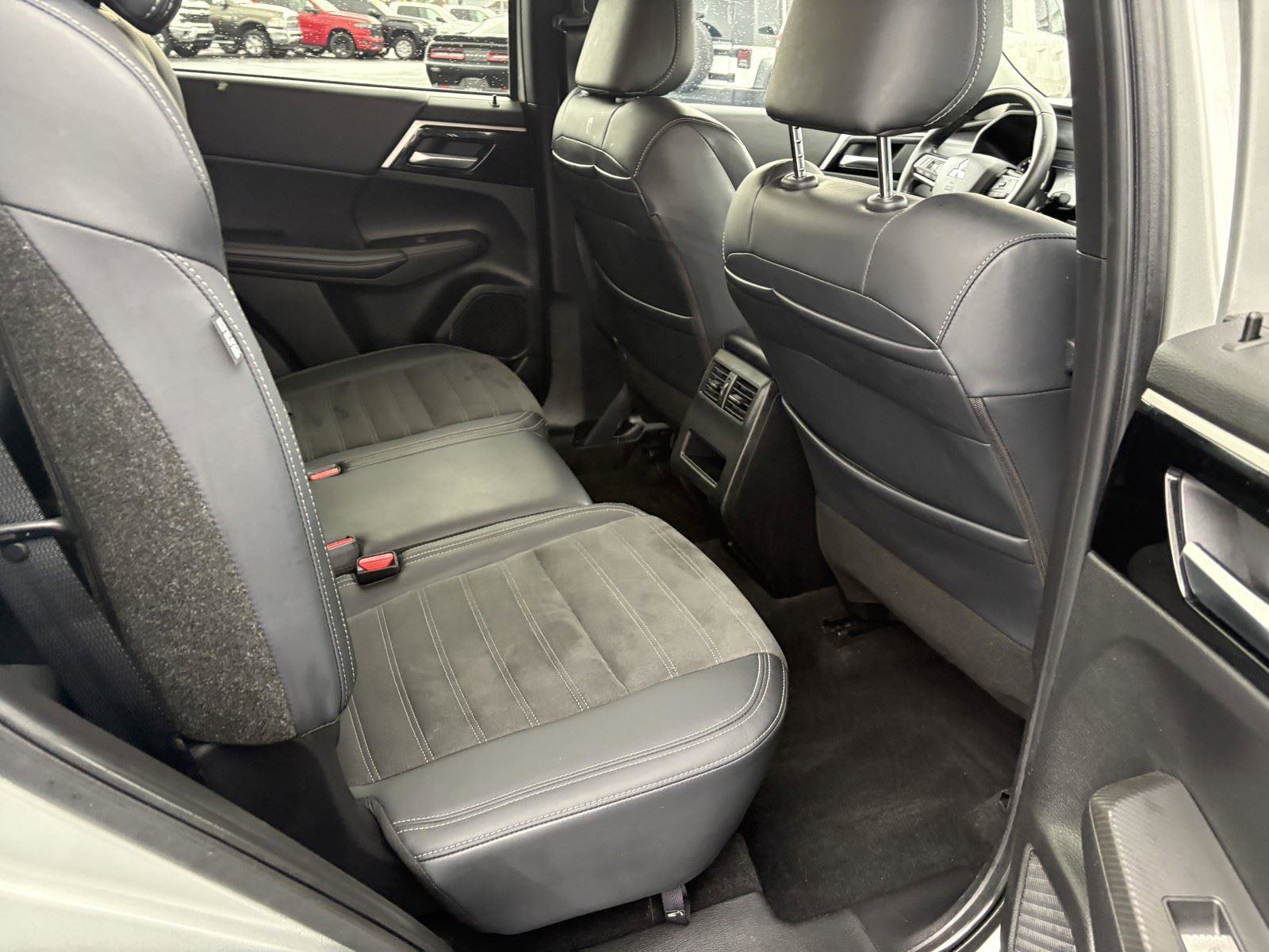 Used 2024 Mitsubishi Outlander SE image 12