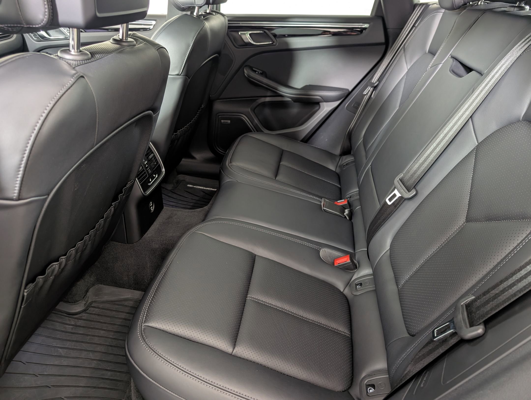 Used 2025 Porsche Macan image 17