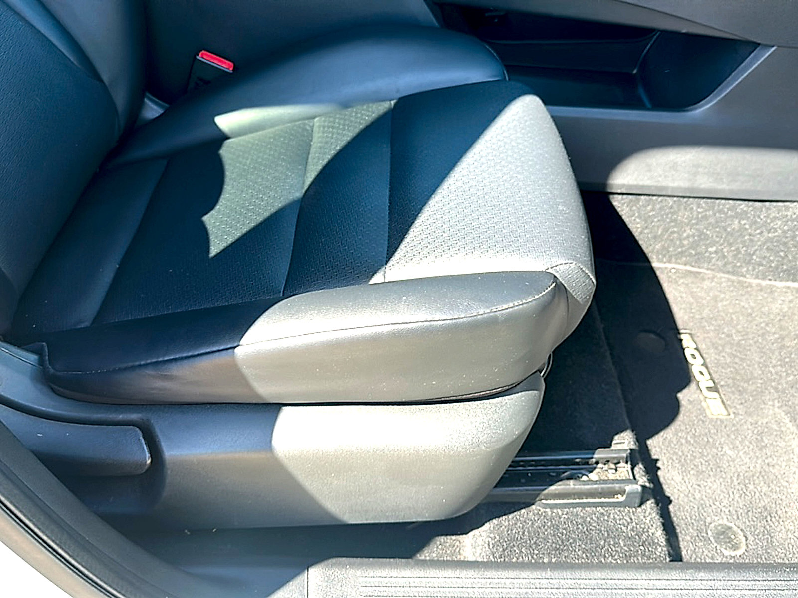 Used 2021 Nissan Rogue SV w/ Premium Package image 26