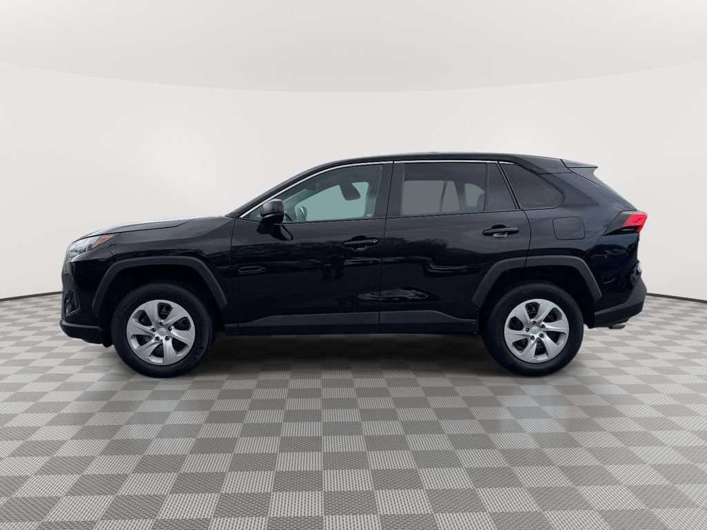 Used 2024 Toyota RAV4 LE AWD/4WD image 4