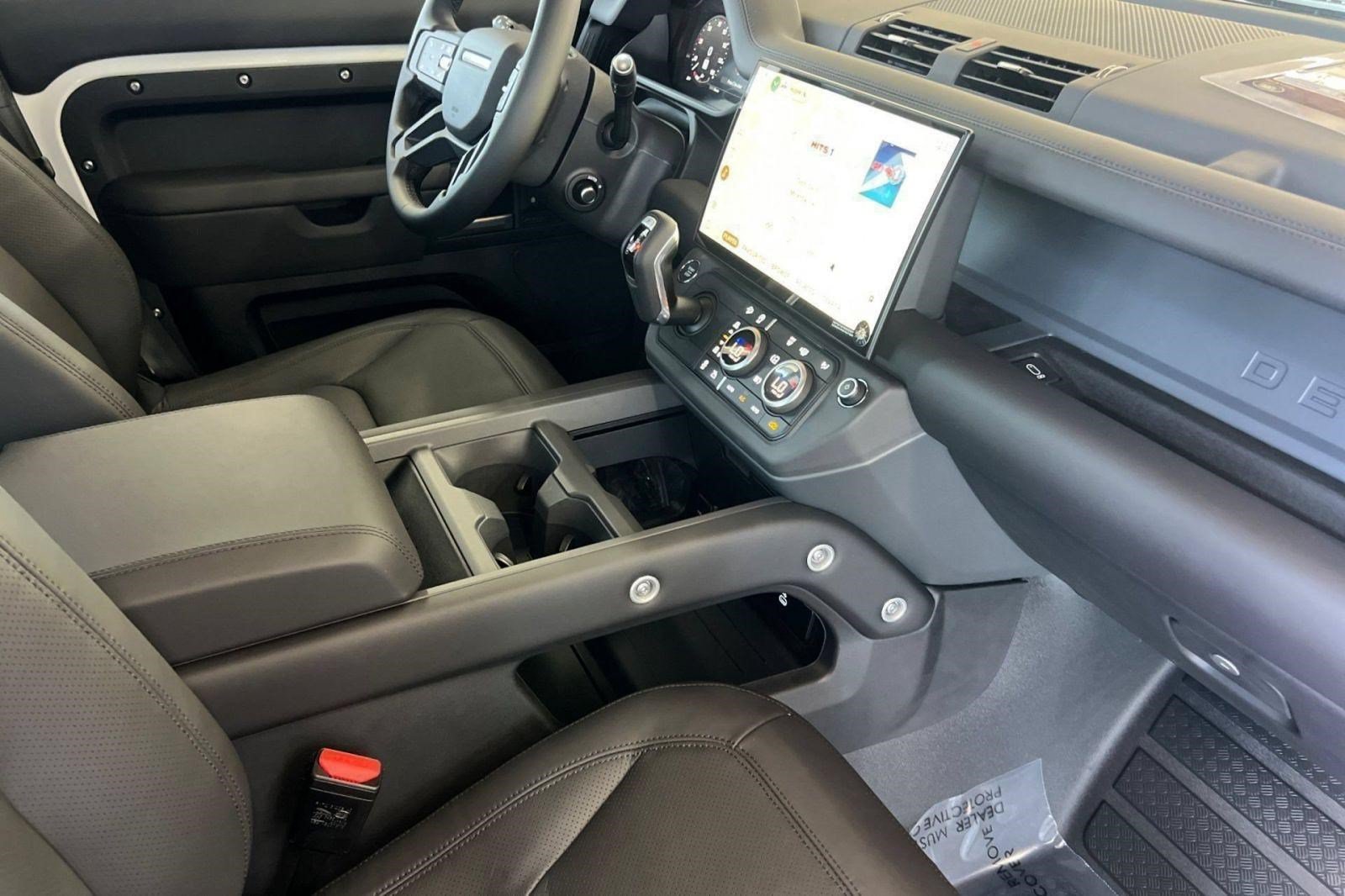 New 2026 Land Rover Defender 130 X-Dynamic SE AWD/4WD image 31