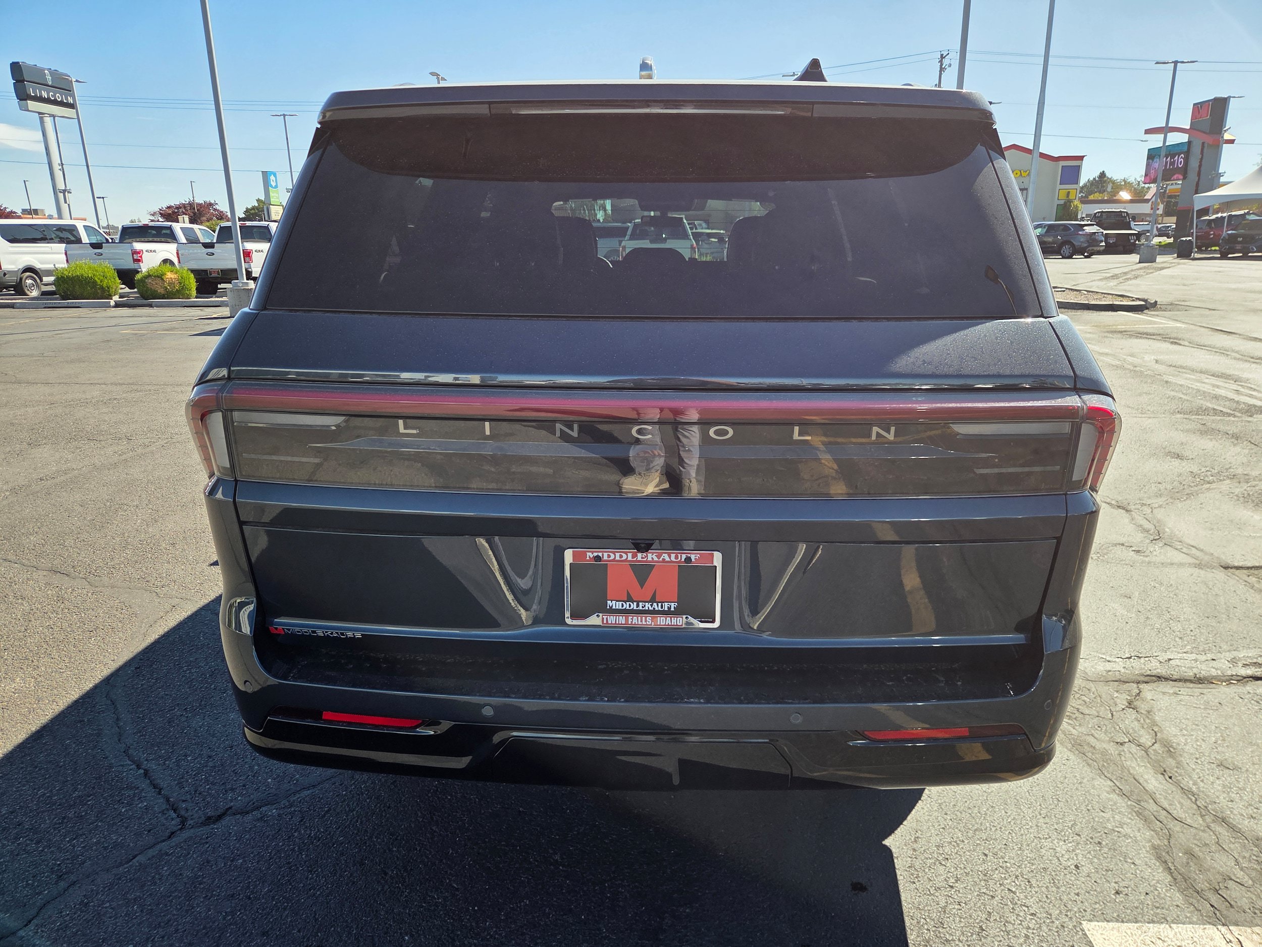 New 2026 Lincoln Navigator L Reserve w/ Jet Appearance Package AWD/4WD image 4