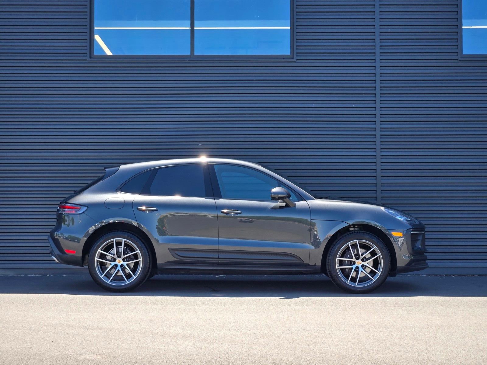Certified 2025 Porsche Macan AWD/4WD image 8