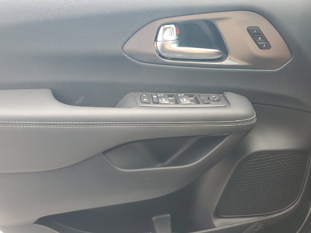 New 2026 Chrysler Pacifica Select FWD image 18