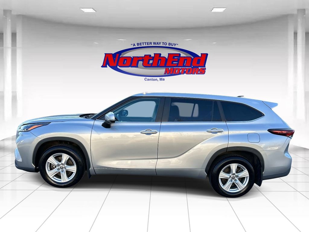 Used 2024 Toyota Highlander LE AWD/4WD image 6