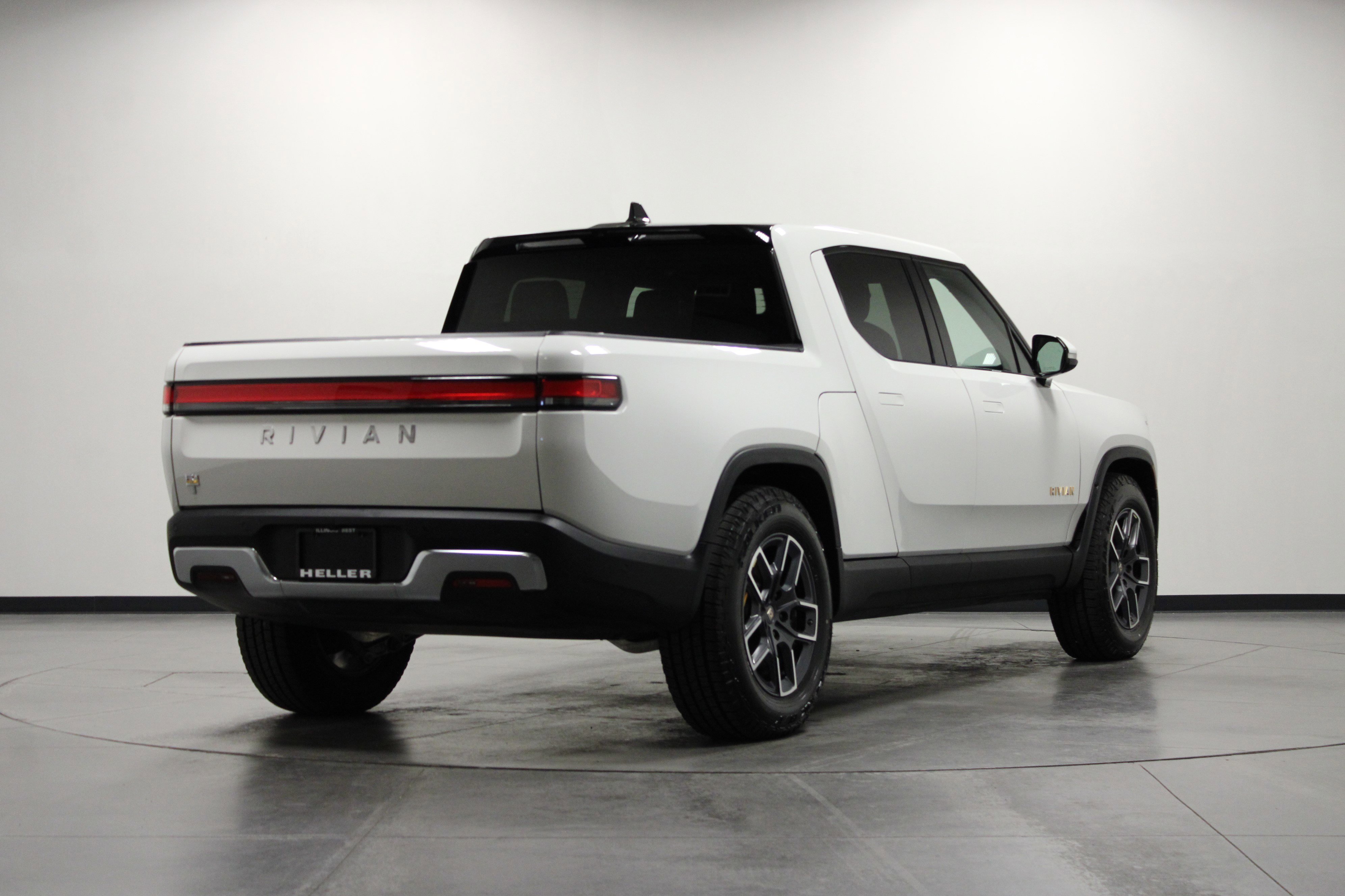Used 2022 Rivian R1T Adventure image 4