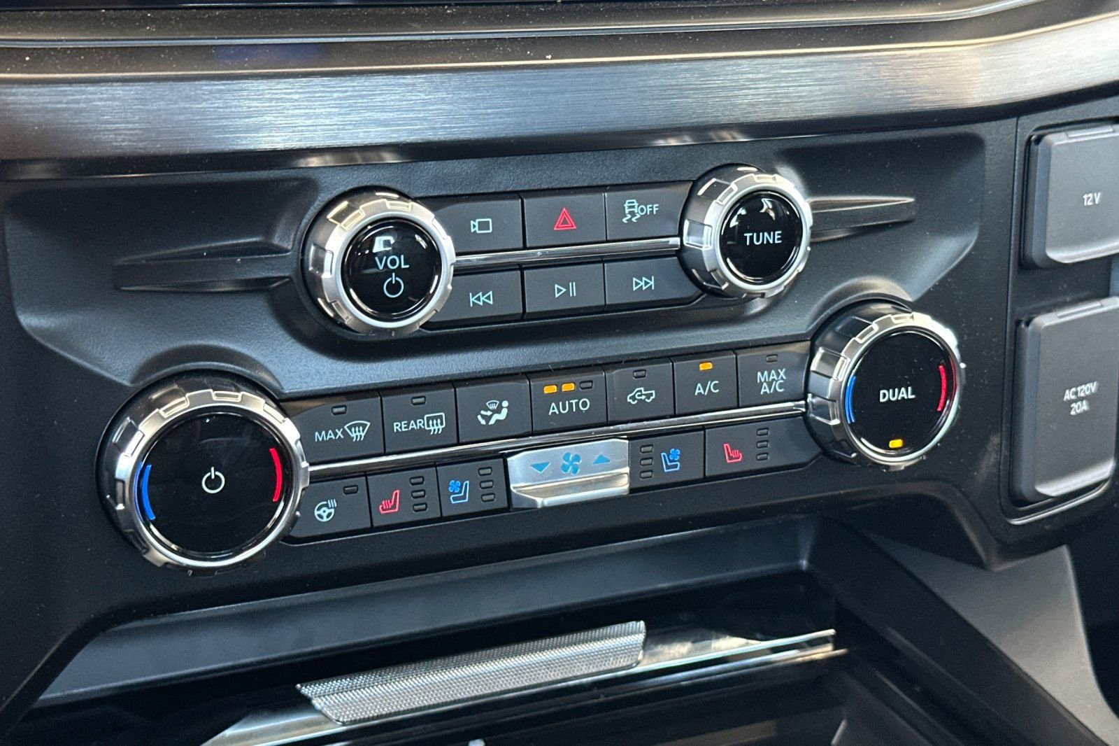 New 2025 Ford F250 Lariat w/ Chrome Package image 19