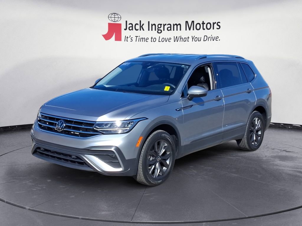Certified 2022 Volkswagen Tiguan SE image 1
