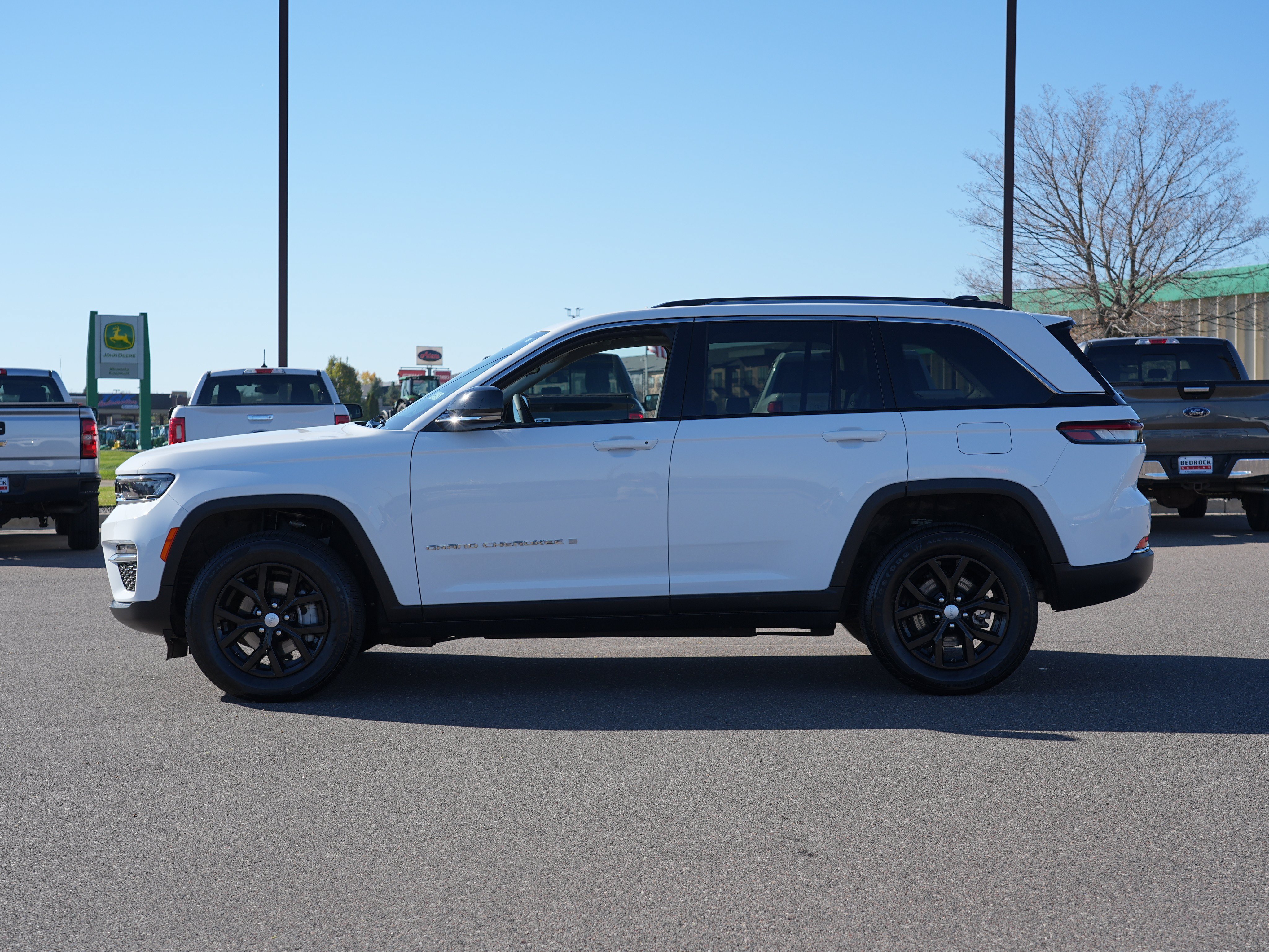 Used 2023 Jeep Grand Cherokee Limited AWD/4WD image 6