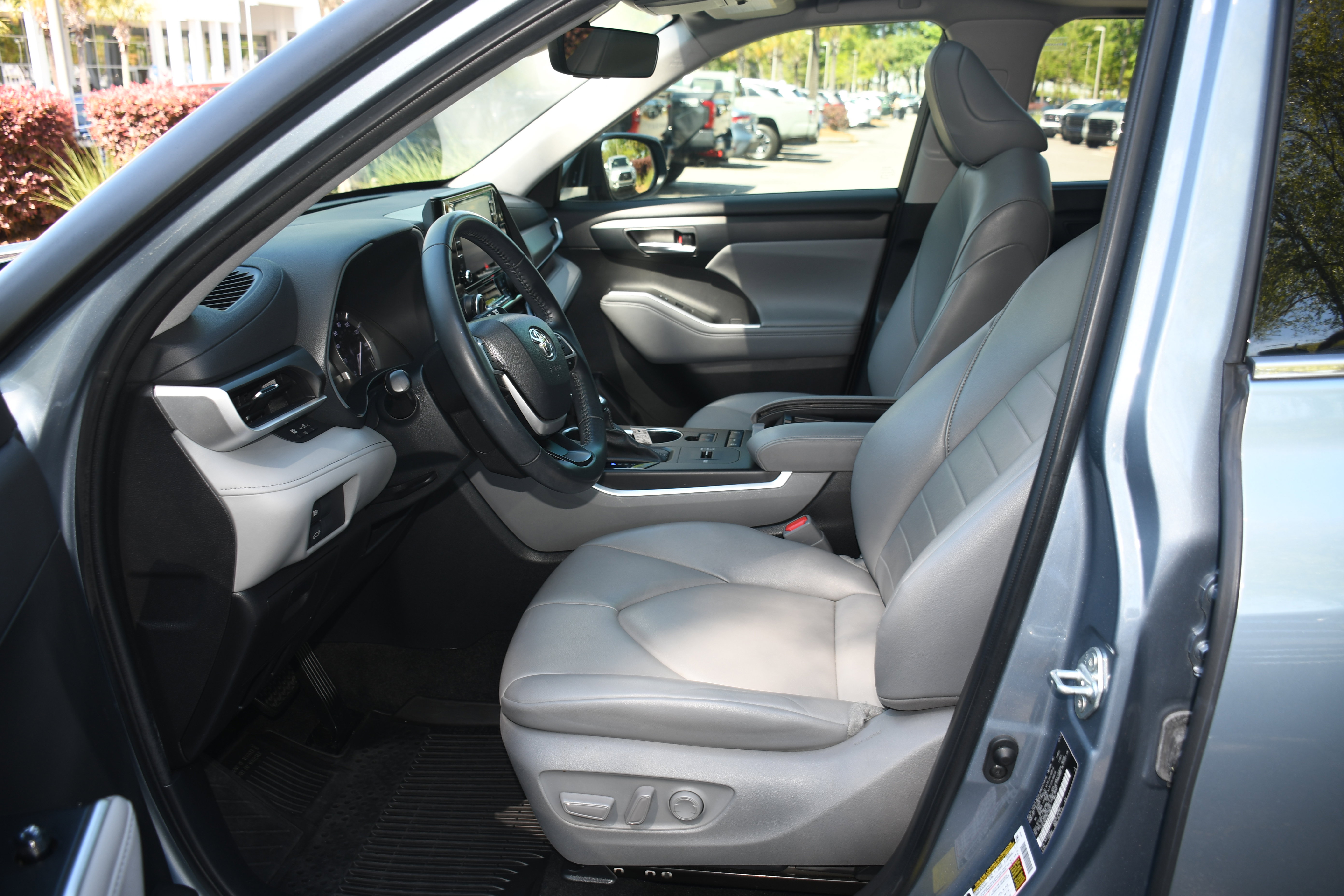 Used 2022 Toyota Highlander XLE image 8