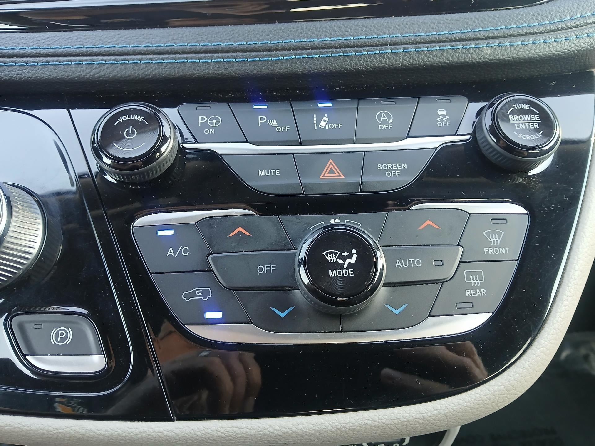 Used 2021 Chrysler Pacifica Touring-L w/ Premium & Safety Sphere Group FWD image 39