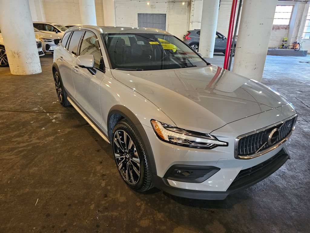 Certified 2025 Volvo V60 B5 Cross Country Ultra AWD/4WD image 5