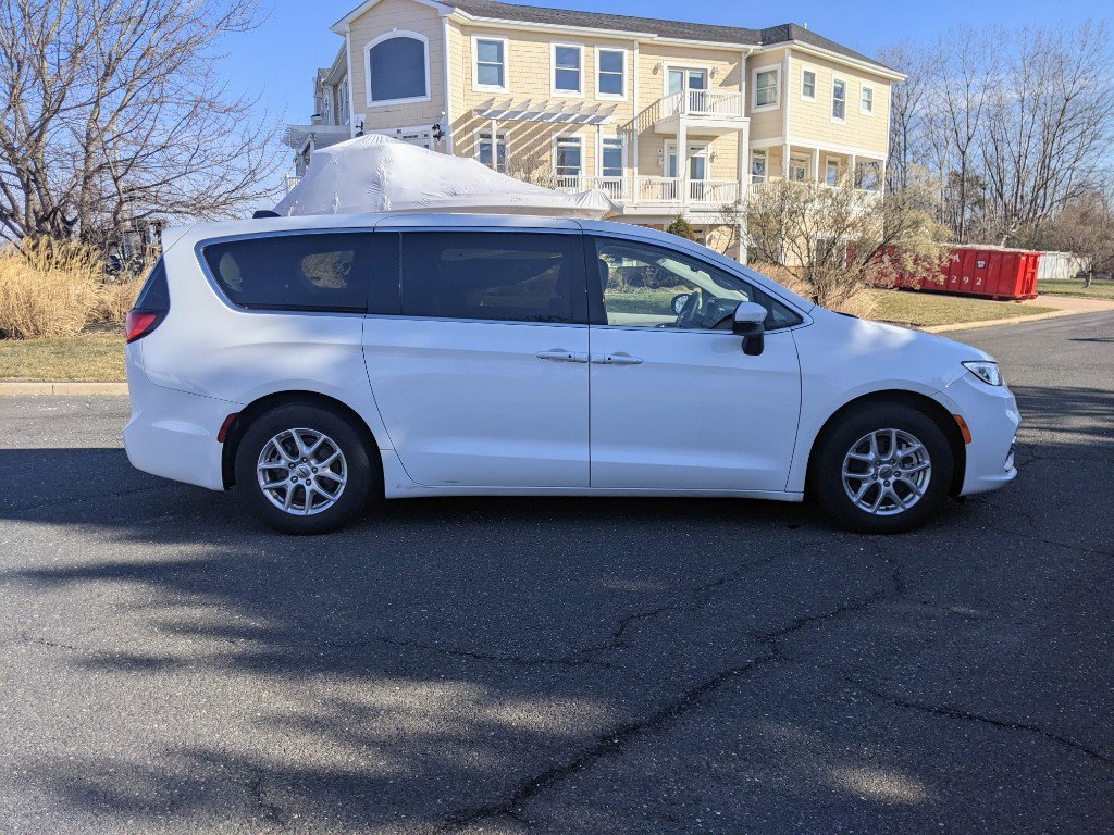 Used 2023 Chrysler Pacifica Touring-L image 9