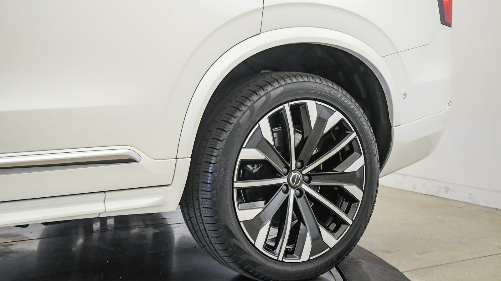 Used 2026 Volvo XC90 B6 Plus w/ Protection Package Premier AWD/4WD image 11