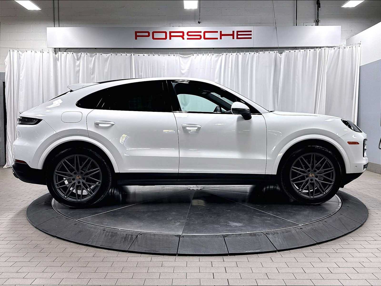 Used 2025 Porsche Cayenne Coupe AWD/4WD image 10