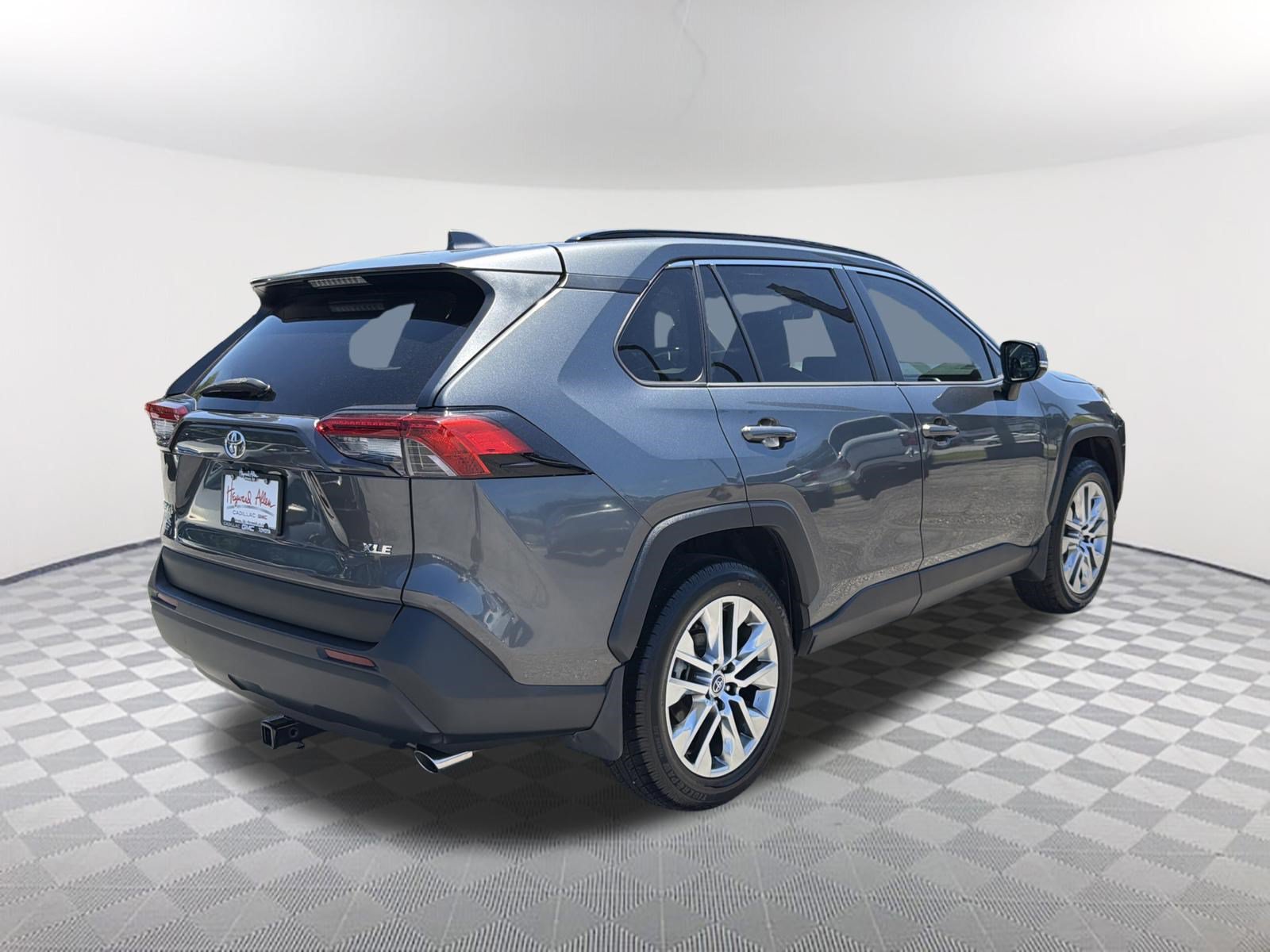 Used 2020 Toyota RAV4 XLE Premium FWD image 5