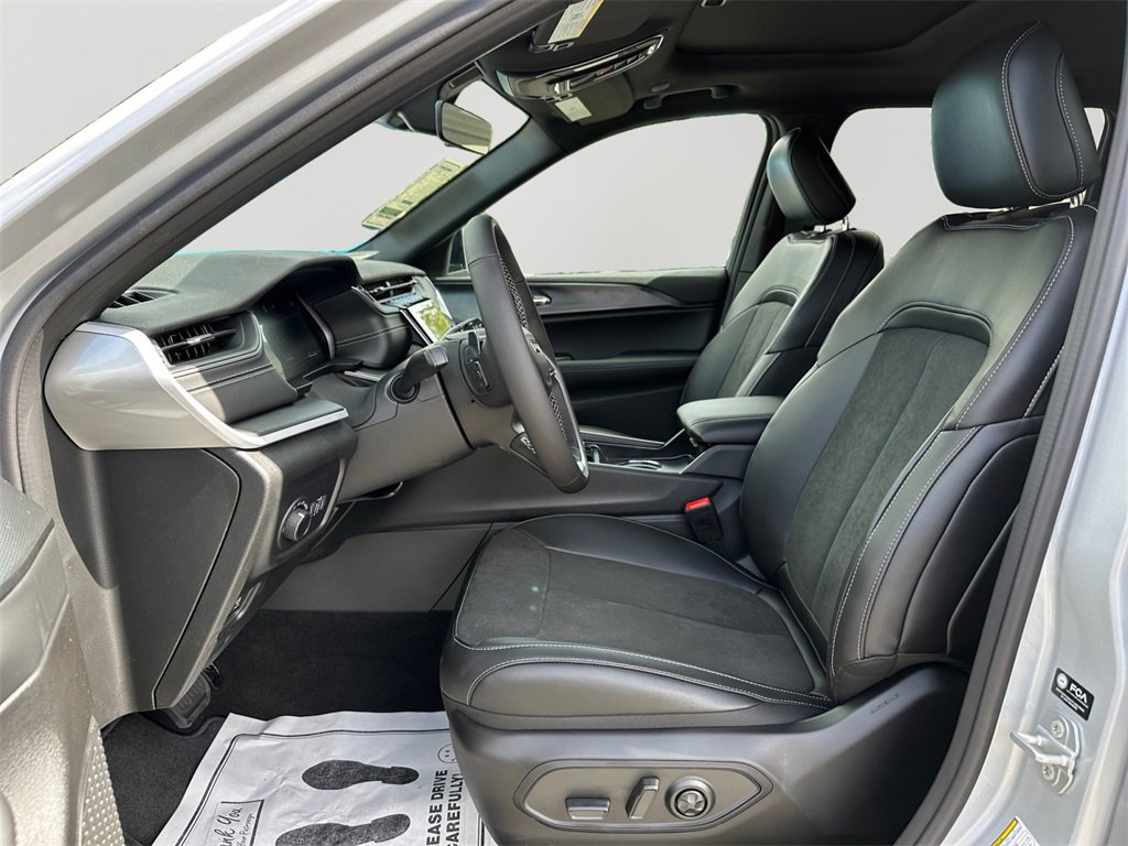 New 2025 Jeep Grand Cherokee Altitude image 24