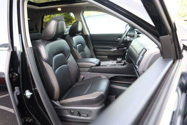 Certified 2025 Nissan Pathfinder SL w/ SL Premium Package FWD image 31