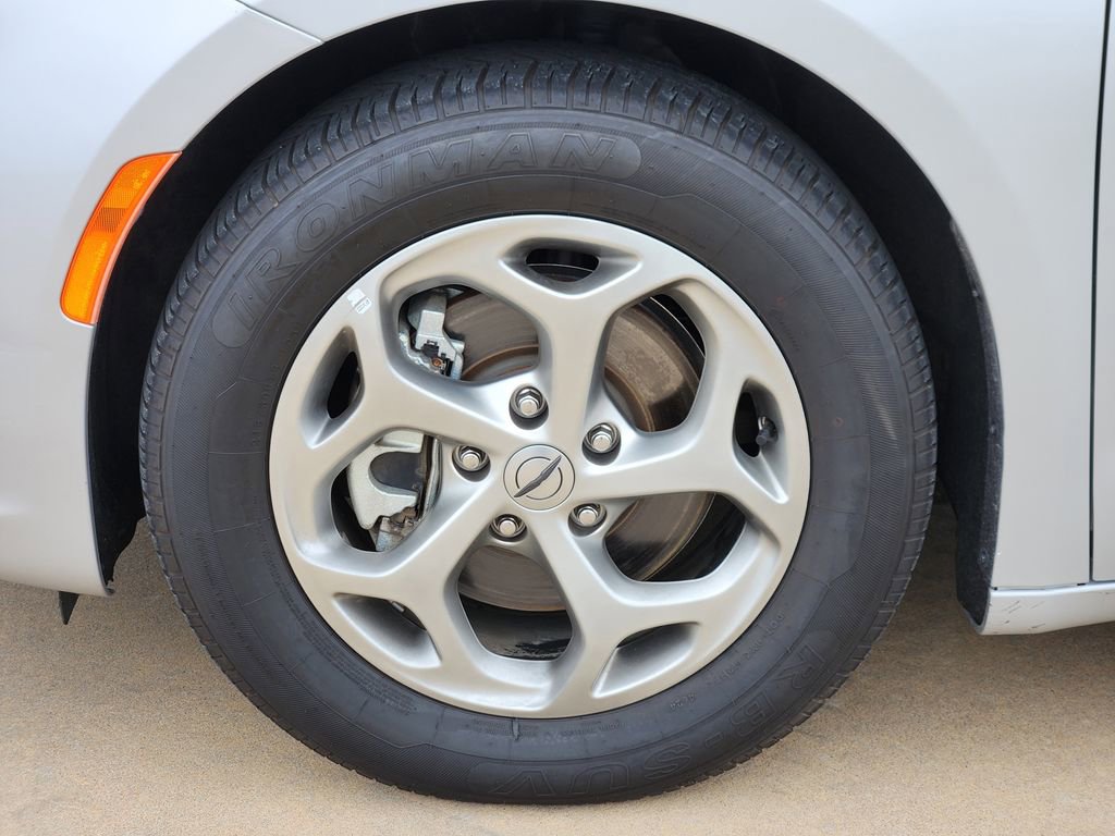 Used 2024 Chrysler Pacifica Limited image 16