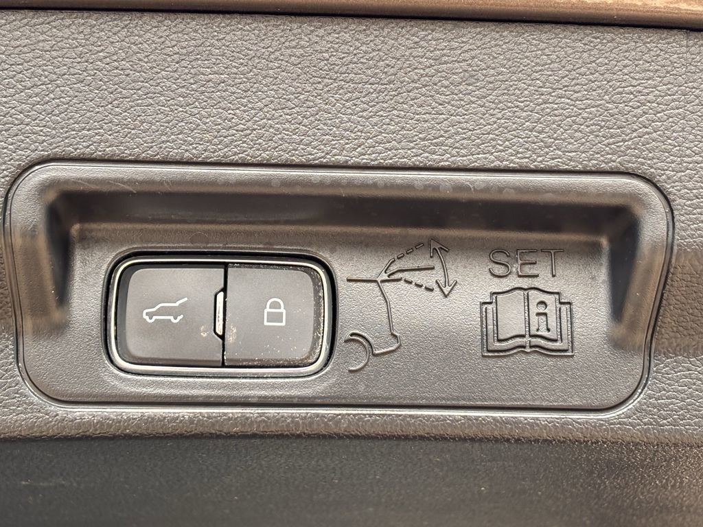 Used 2021 Ford Explorer Limited w/ Equipment Group 301A AWD/4WD image 26