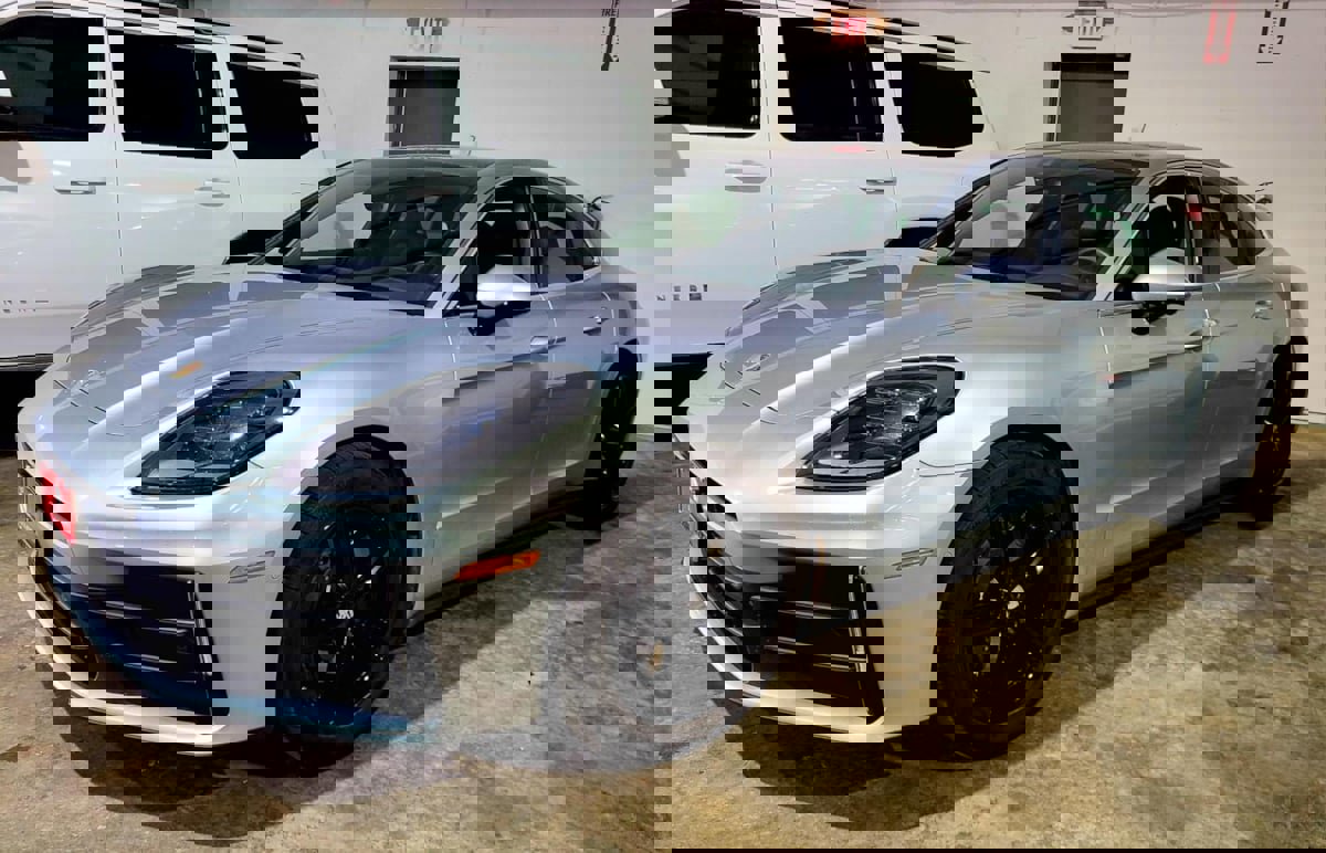 Used 2025 Porsche Panamera image 8
