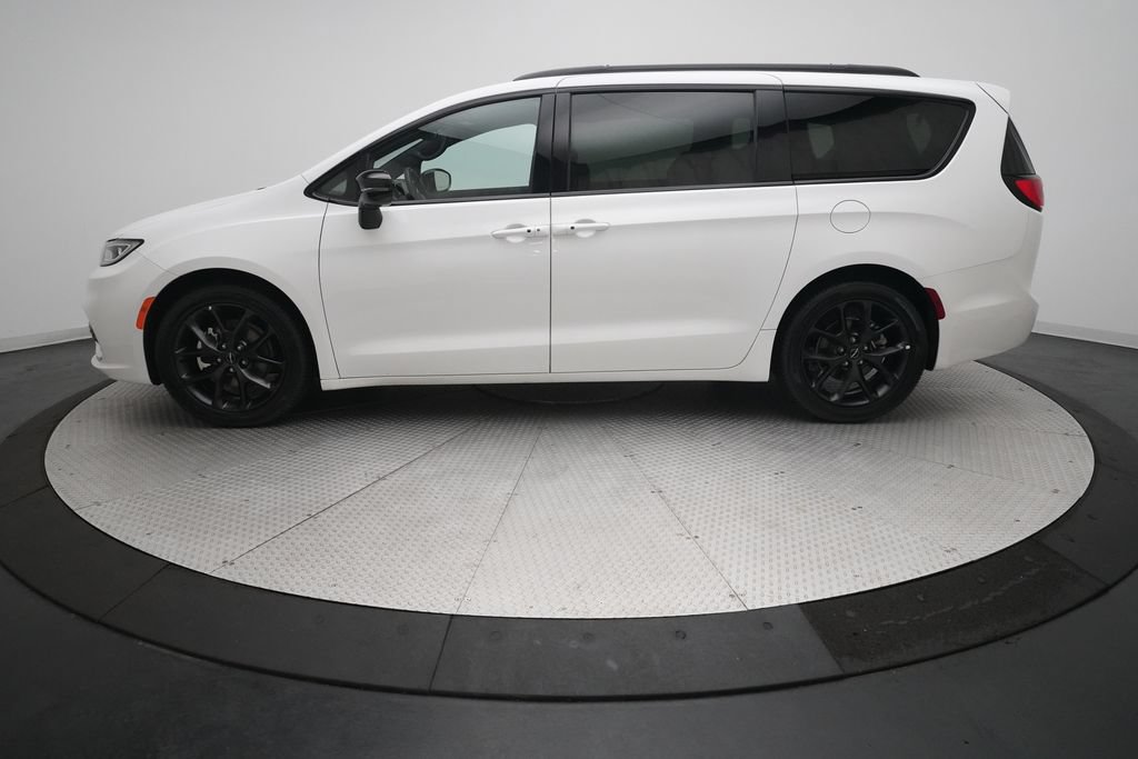 Used 2025 Chrysler Pacifica Limited FWD image 25