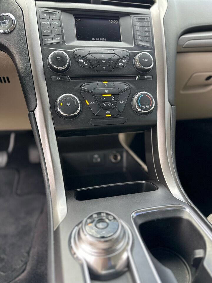 Used 2017 Ford Fusion SE image 19