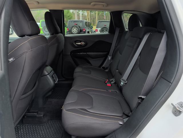 Used 2016 Jeep Cherokee Latitude w/ Cold Weather Group AWD/4WD image 33