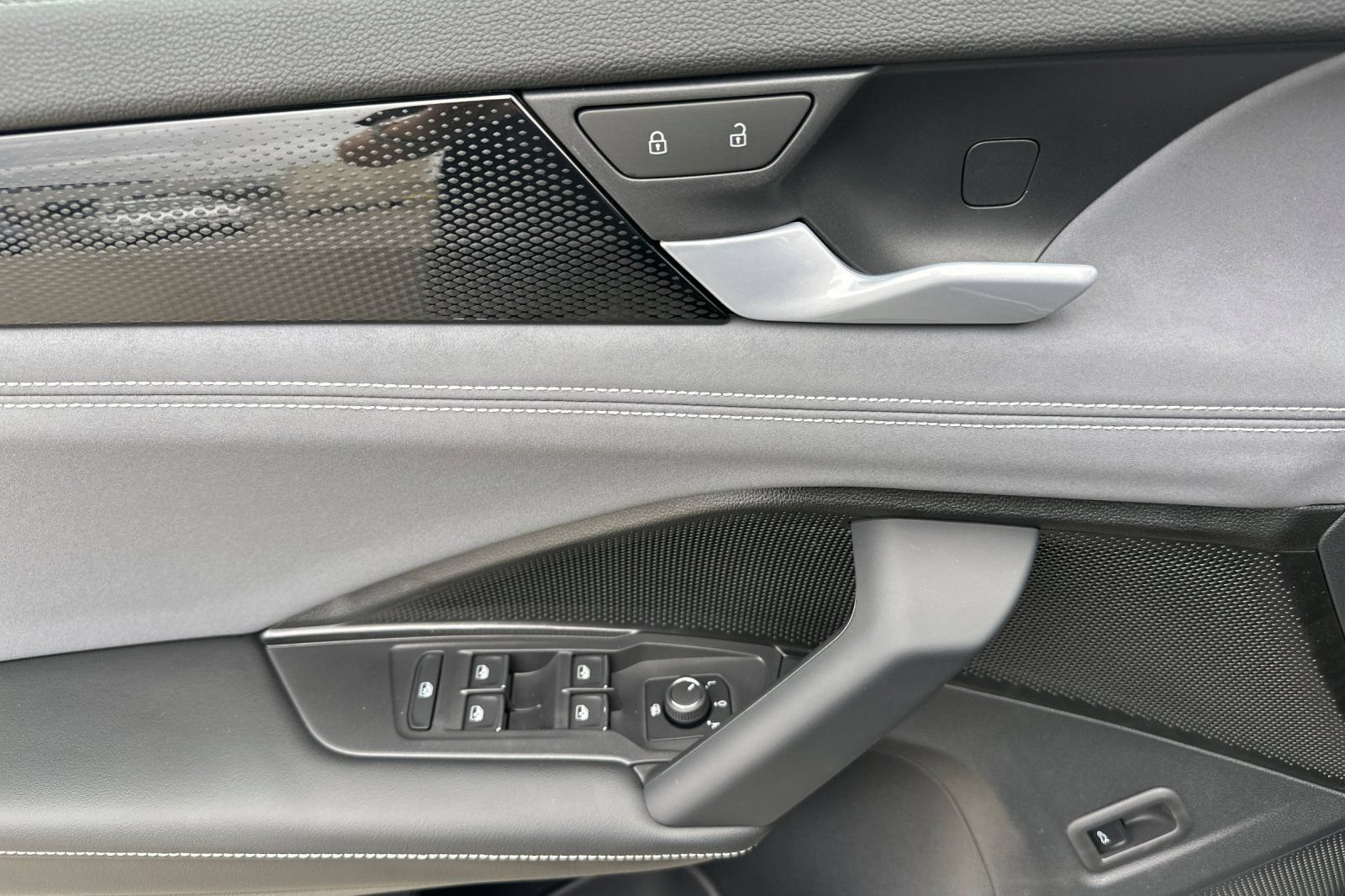 New 2026 Volkswagen Tiguan SE AWD/4WD image 11