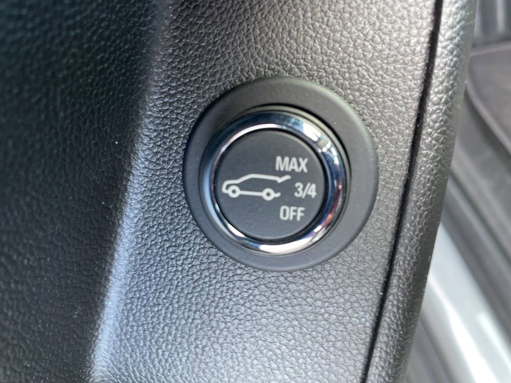 Used 2023 Chevrolet Traverse LT w/ Rear Camera Mirror Package image 28