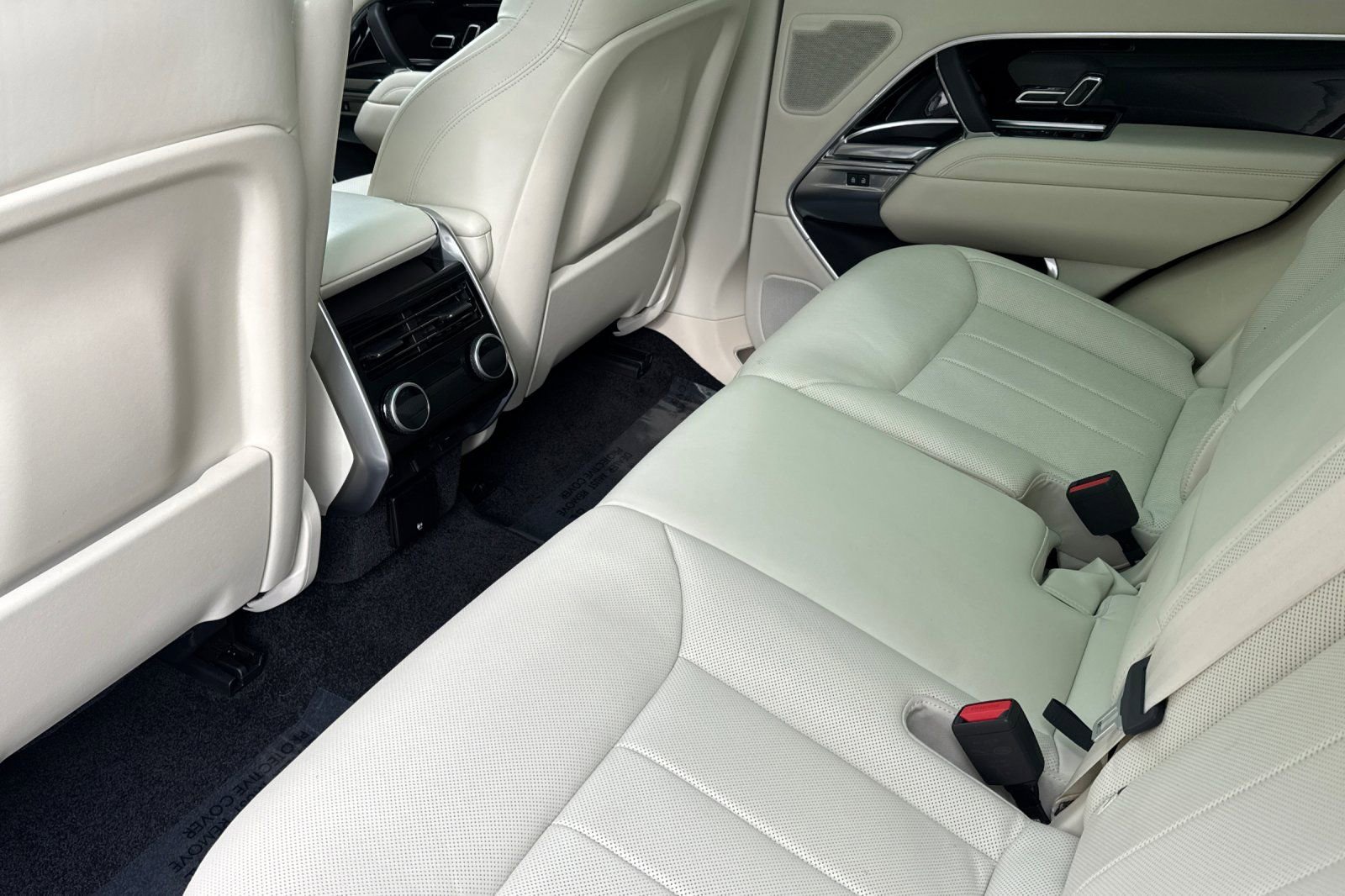 Used 2023 Land Rover Range Rover SE image 12