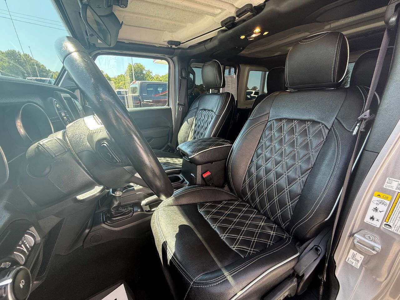 Used 2019 Jeep Wrangler Unlimited Sahara image 23