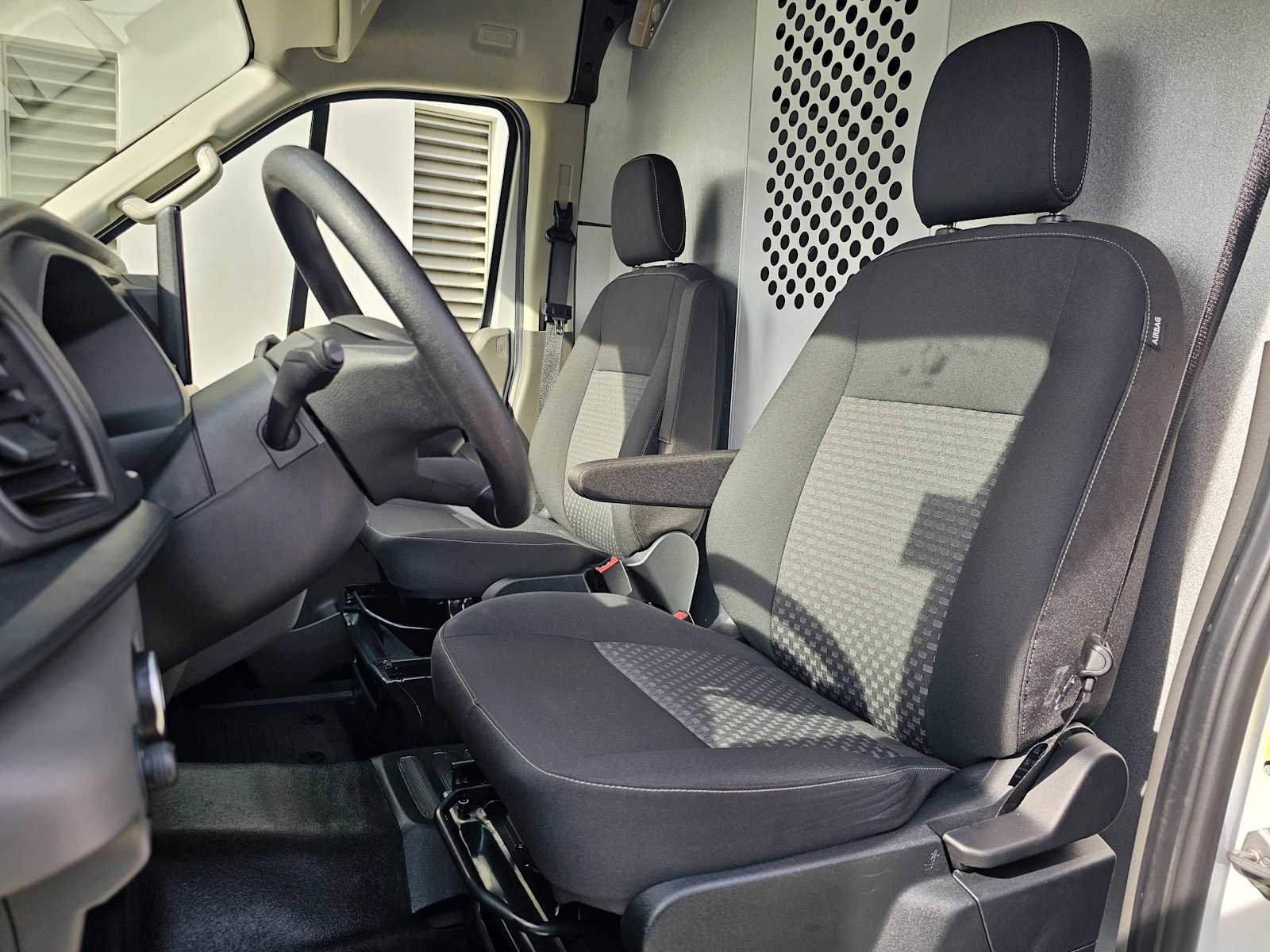 Used 2023 Ford E-Transit Medium Roof image 20