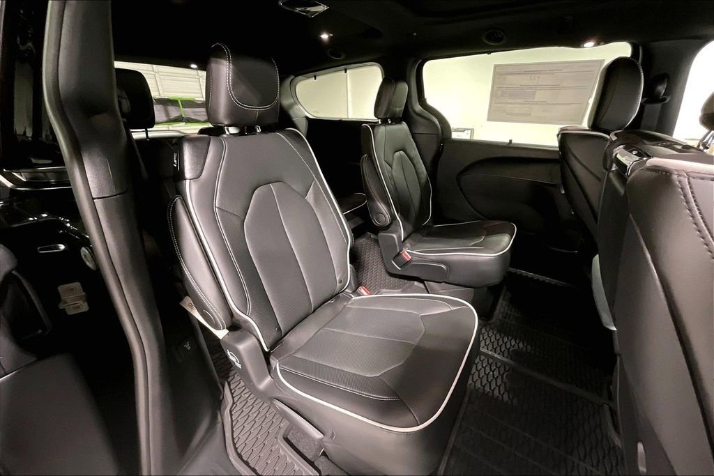 New 2026 Chrysler Pacifica Limited w/ Uconnect Theater Family Group image 9