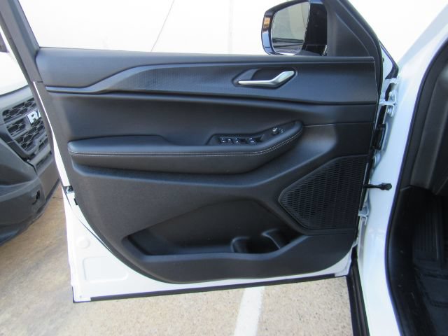 Used 2025 Jeep Grand Cherokee Altitude AWD/4WD image 13